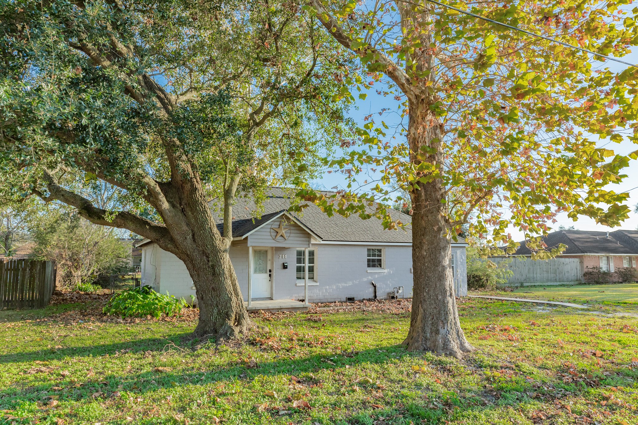 711 West Kyle Road Clute, TX 77531 - Photo 2 of 11