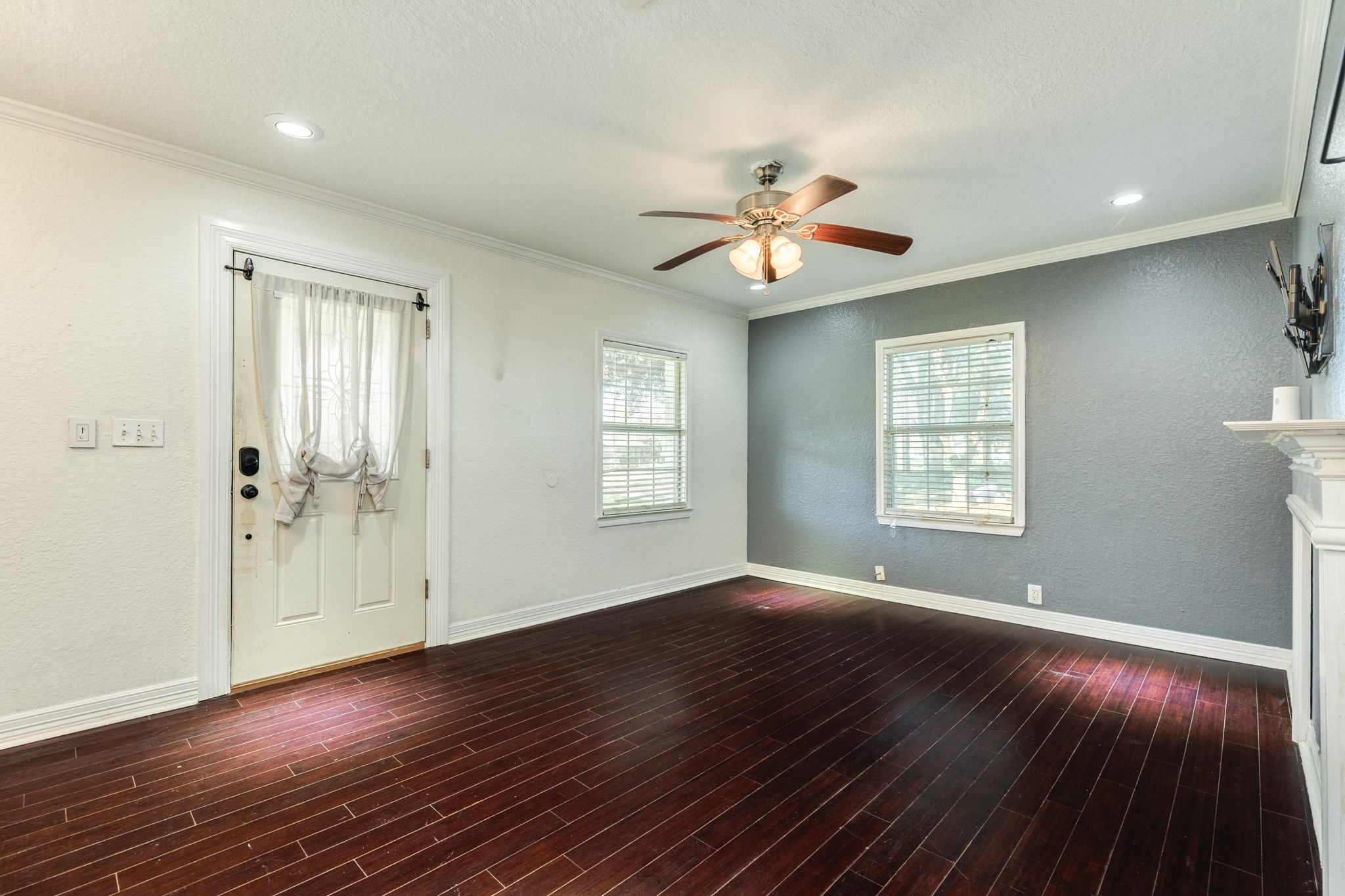 711 West Kyle Road Clute, TX 77531 - Photo 3 of 11