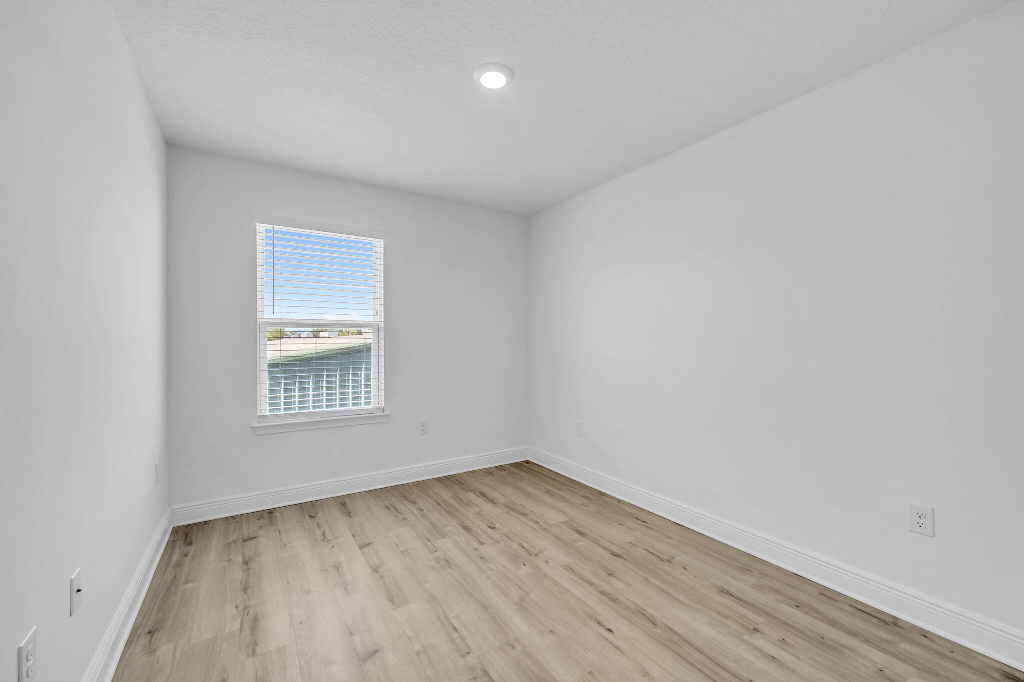 22 Redbird Loop Destin, FL 32541 - Photo 28 of 40 an empty room with a window