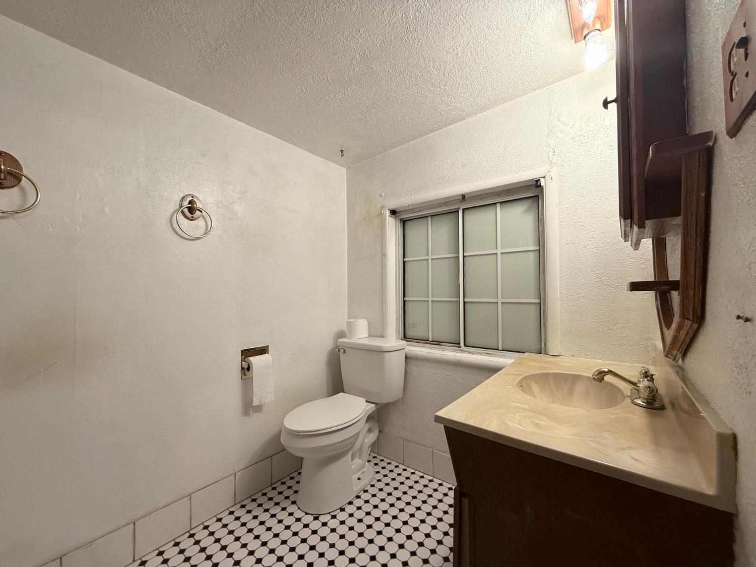 1104 Beverly Drive Modesto, CA 95351 - Photo 10 of 20