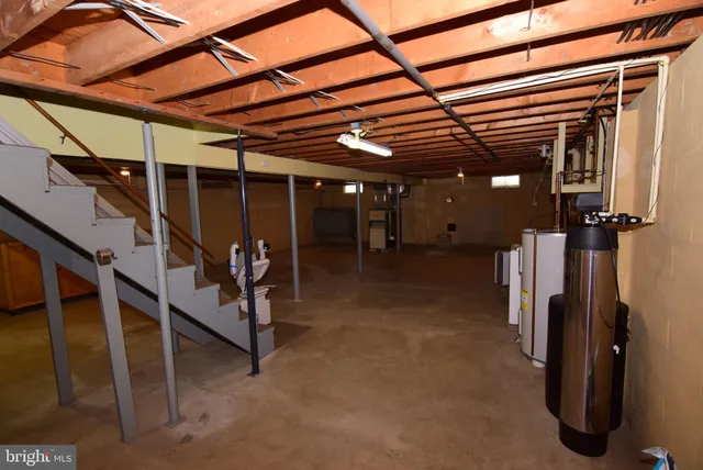 a view of an empty room with wooden roof