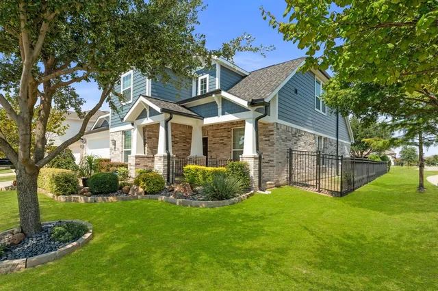 a view of a front of house with a yard