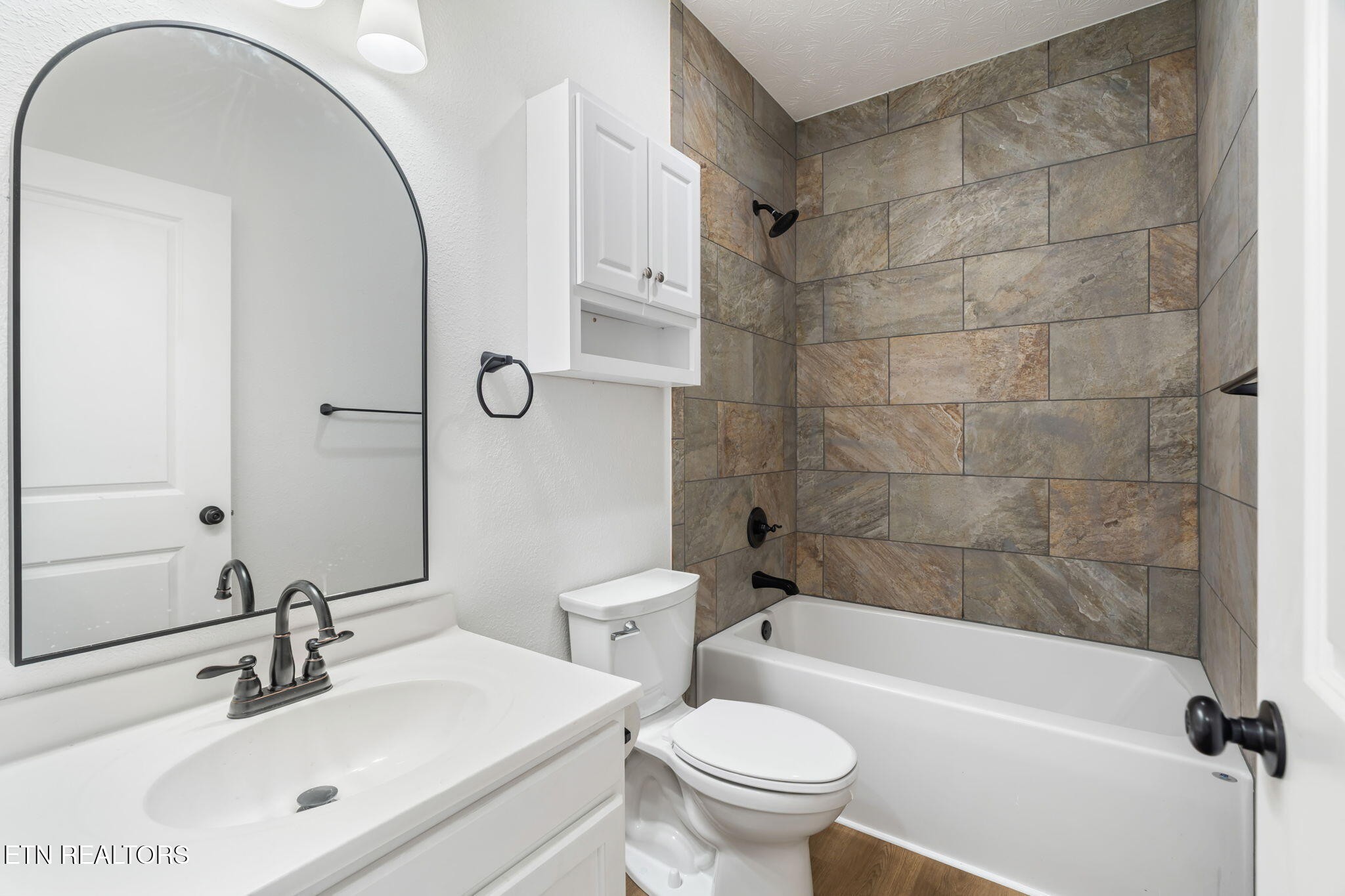 680 Kaylee Lane Del Rio, TN 37727 - Photo 28 of 41 a bathroom with a sink a toilet and a bathtub