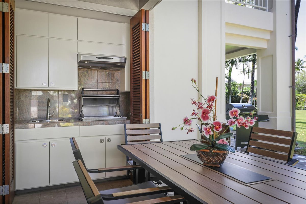 68-1375 Pauoa Road, Unit D4 Kamuela, HI 96743 - Photo 12 of 30 a kitchen with a table and chairs