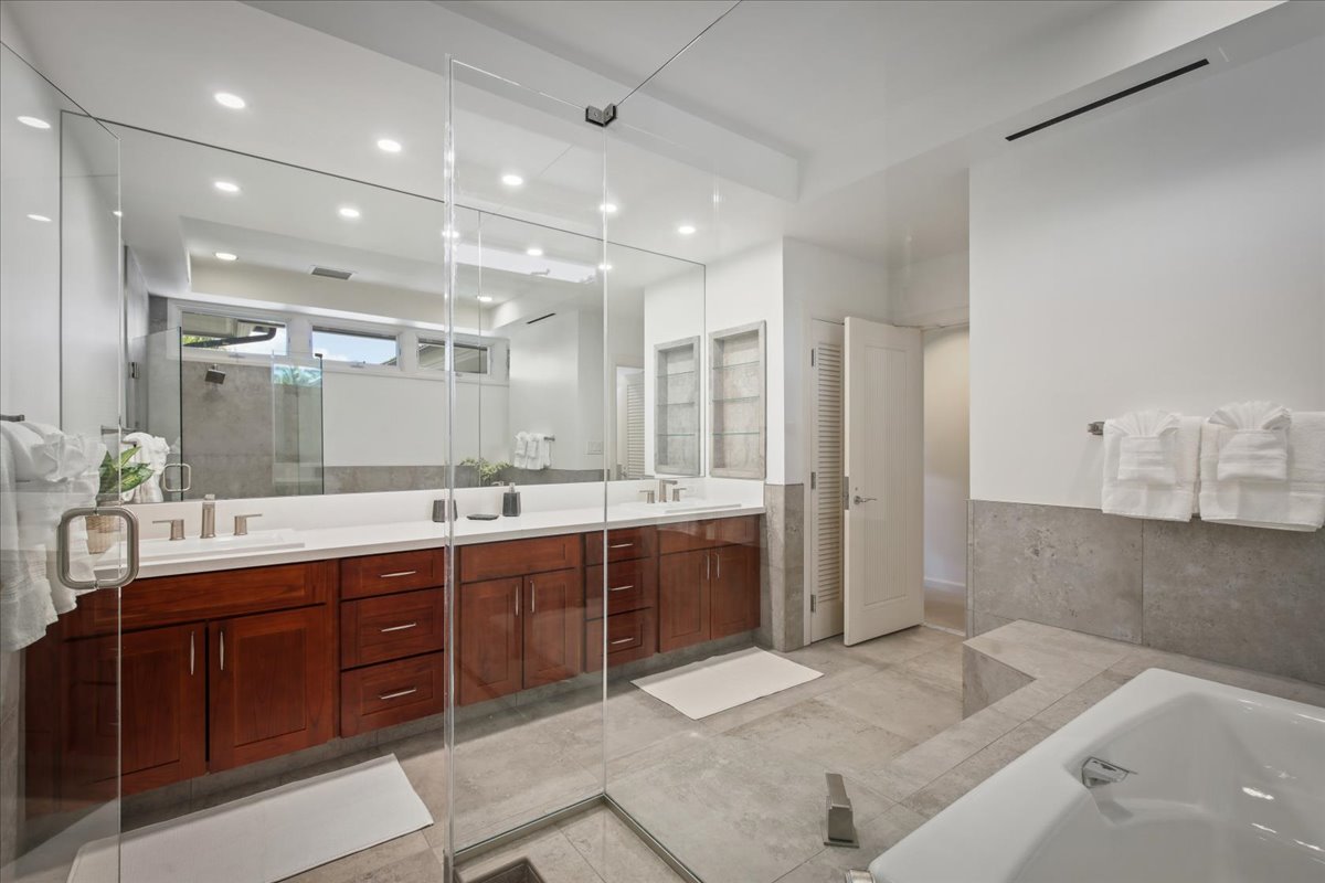 68-1375 Pauoa Road, Unit D4 Kamuela, HI 96743 - Photo 19 of 30 a large bathroom with a sink double vanity and a mirror