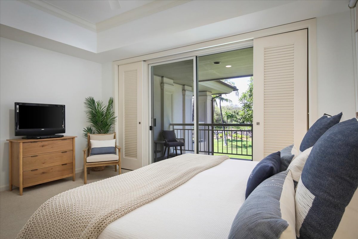 68-1375 Pauoa Road, Unit D4 Kamuela, HI 96743 - Photo 21 of 30 a bedroom with a balcony a bed and a television