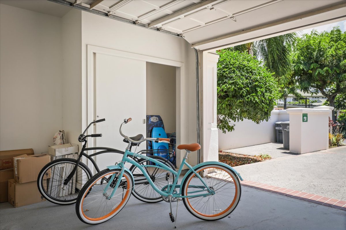 68-1375 Pauoa Road, Unit D4 Kamuela, HI 96743 - Photo 26 of 30 a very nice looking room with gym equipment