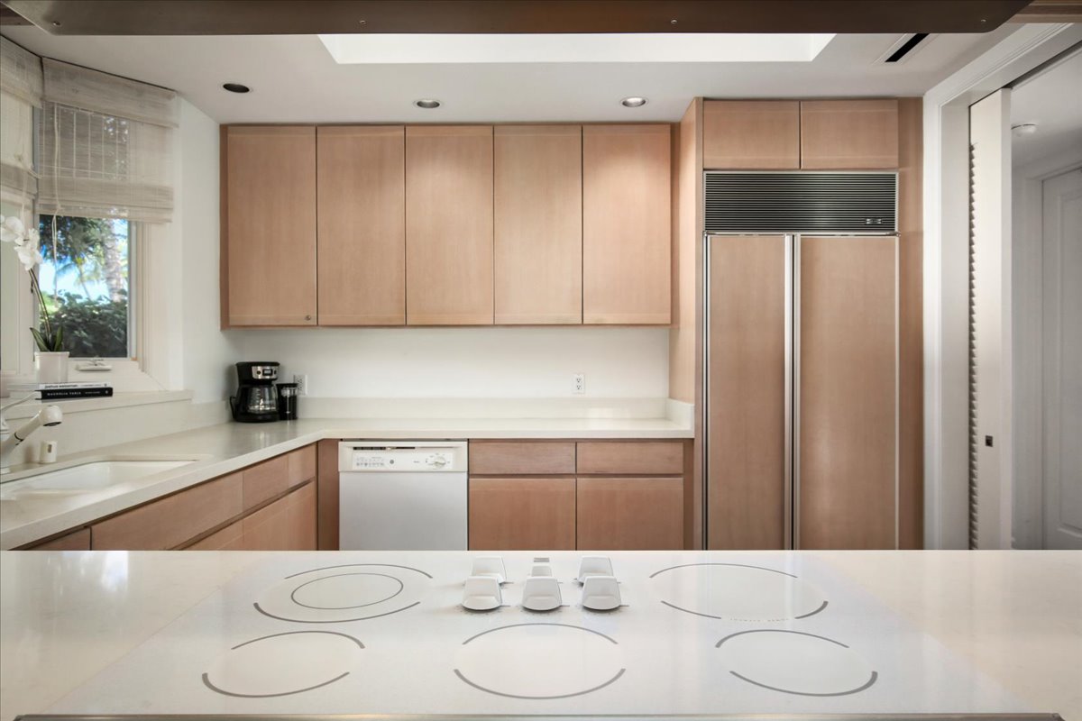 68-1375 Pauoa Road, Unit D4 Kamuela, HI 96743 - Photo 8 of 30 a kitchen with a refrigerator and a sink