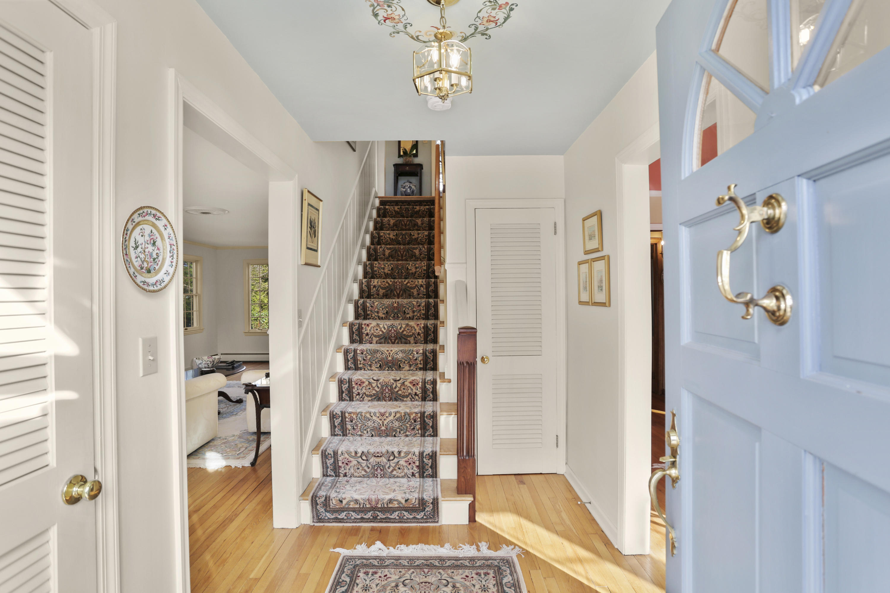 6 Echo Drive Darien, CT 06820 - Photo 13 of 37 a view of an entryway with wooden floor and a livingroom view