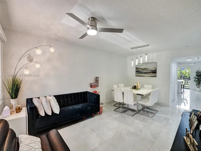 $2,400 | 9470 Tangerine Place, Unit 207, Davie, FL 33324