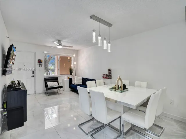 $2,400 | 9470 Tangerine Place, Unit 207, Davie, FL 33324