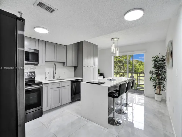 $2,400 | 9470 Tangerine Place, Unit 207, Davie, FL 33324