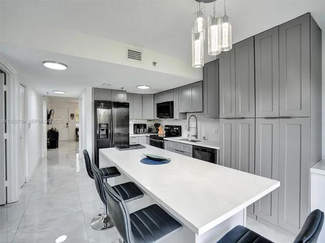 $2,400 | 9470 Tangerine Place, Unit 207, Davie, FL 33324