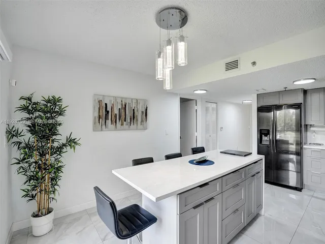 $2,400 | 9470 Tangerine Place, Unit 207, Davie, FL 33324