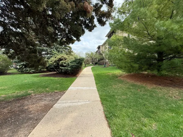 $172,000 | 650 Murray Lane, Unit 416, Des Plaines, IL 60016