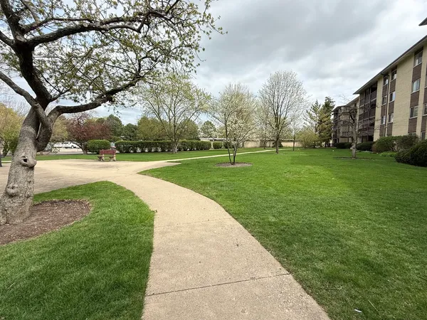 $172,000 | 650 Murray Lane, Unit 416, Des Plaines, IL 60016