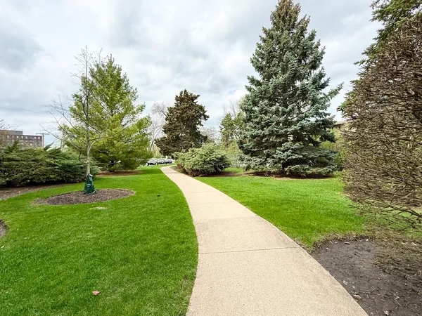 $172,000 | 650 Murray Lane, Unit 416, Des Plaines, IL 60016