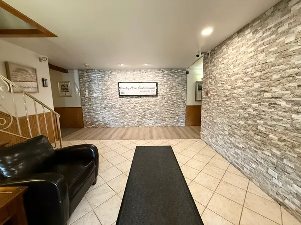 $172,000 | 650 Murray Lane, Unit 416, Des Plaines, IL 60016