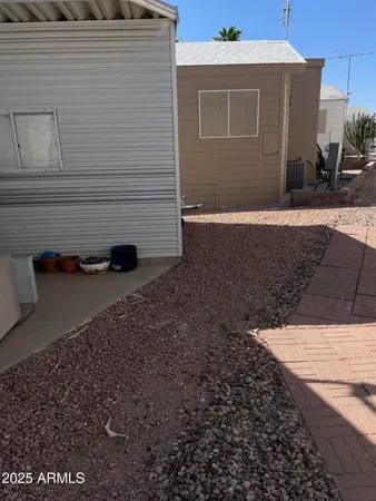 a view of backyard of the house