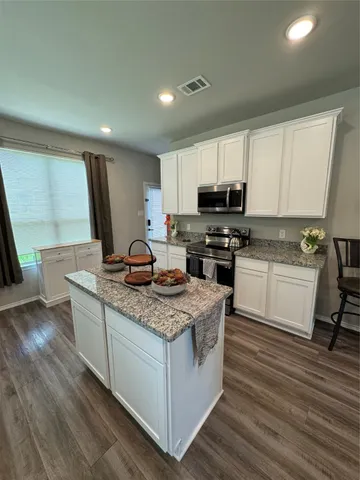 $2,000 | 710 Crystal River, Conroe, TX 77316