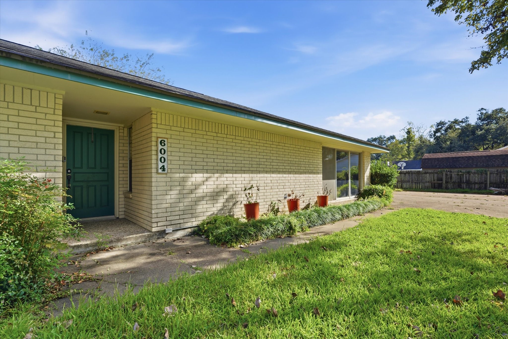 6004 Lakeside Drive Liberty, TX 77575 - Photo 28 of 28 a front view of house with yard