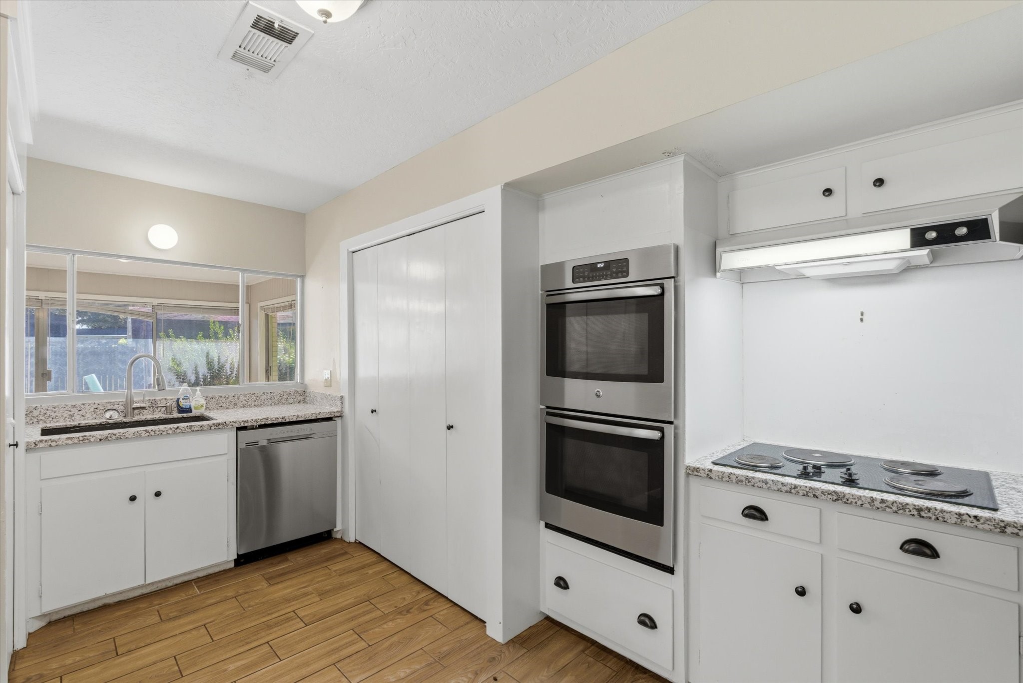 6004 Lakeside Drive Liberty, TX 77575 - Photo 7 of 28 a kitchen with stainless steel appliances granite countertop a stove and a refrigerator
