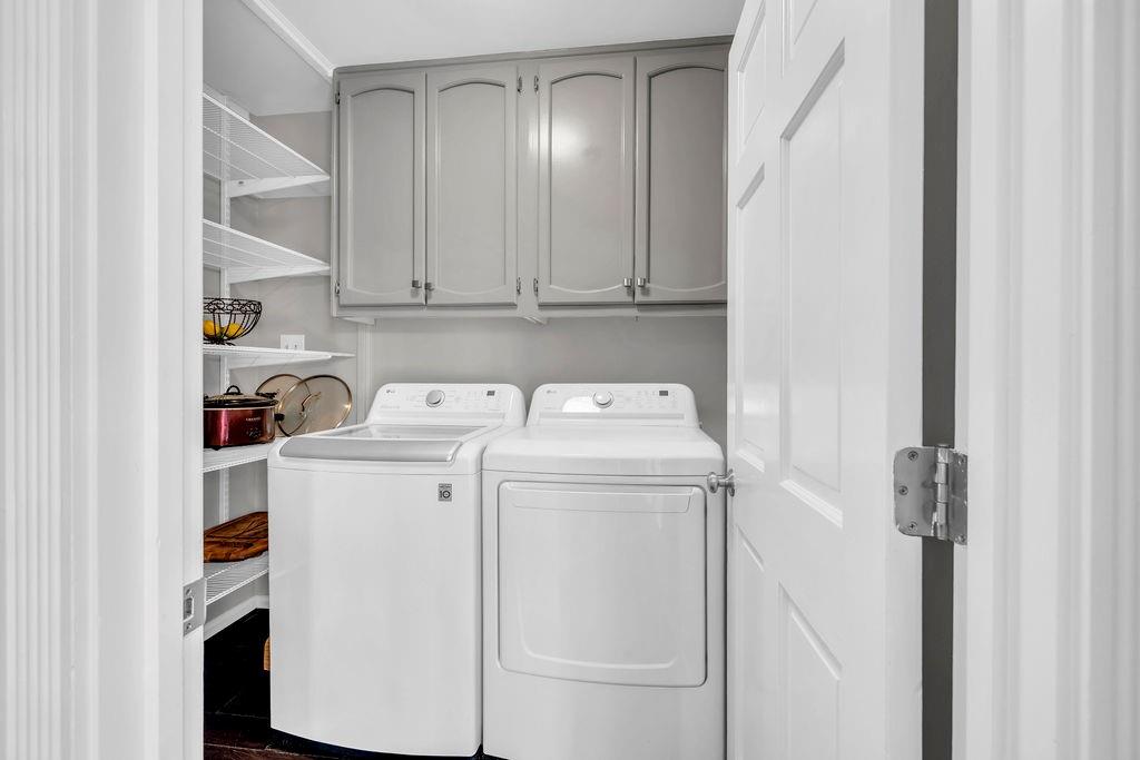 7650 Ryefield Drive Sandy Springs, GA 30350 - Photo 19 of 38 a utility room with dryer and washer