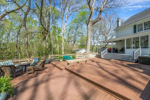 a view of a backyard