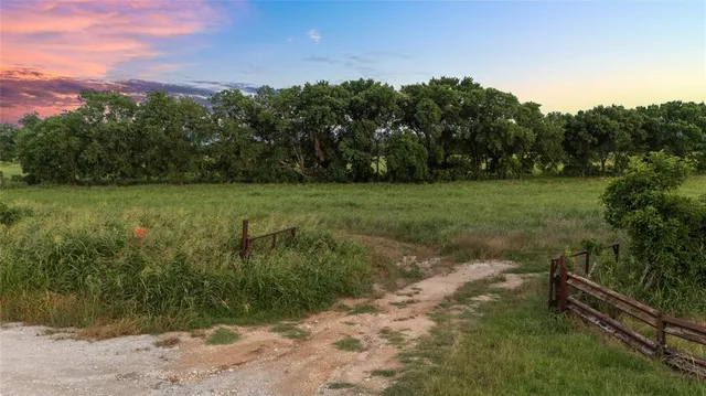 a view of a grassy area