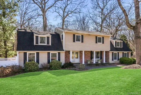 $1,595,000 | 12 Bob O Link Lane, Northport, NY 11768