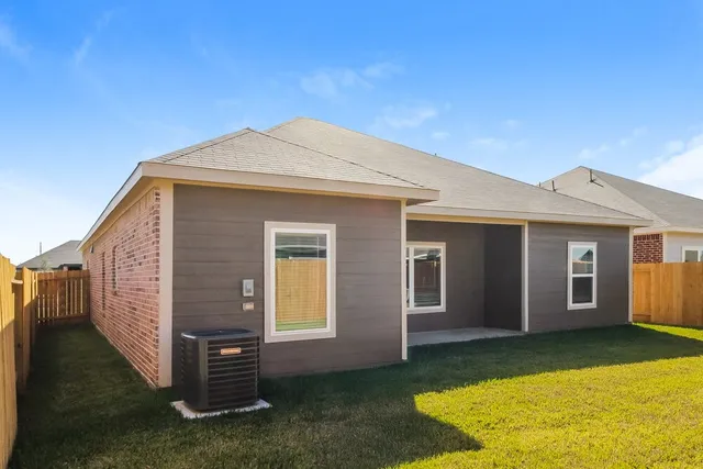 a view of a house with backyard