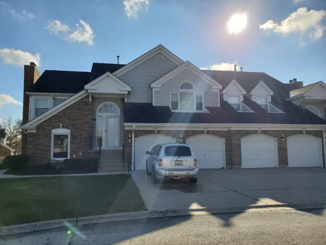 $2,450 | 325 Satinwood Court South, Buffalo Grove, IL 60089