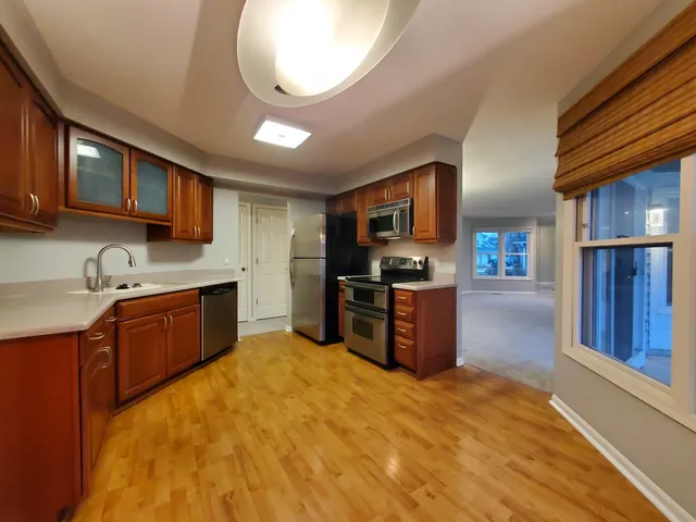 $2,450 | 325 Satinwood Court South, Buffalo Grove, IL 60089