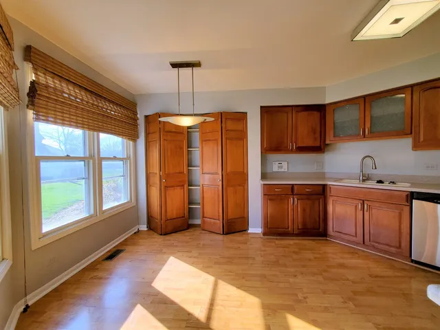 $2,450 | 325 Satinwood Court South, Buffalo Grove, IL 60089