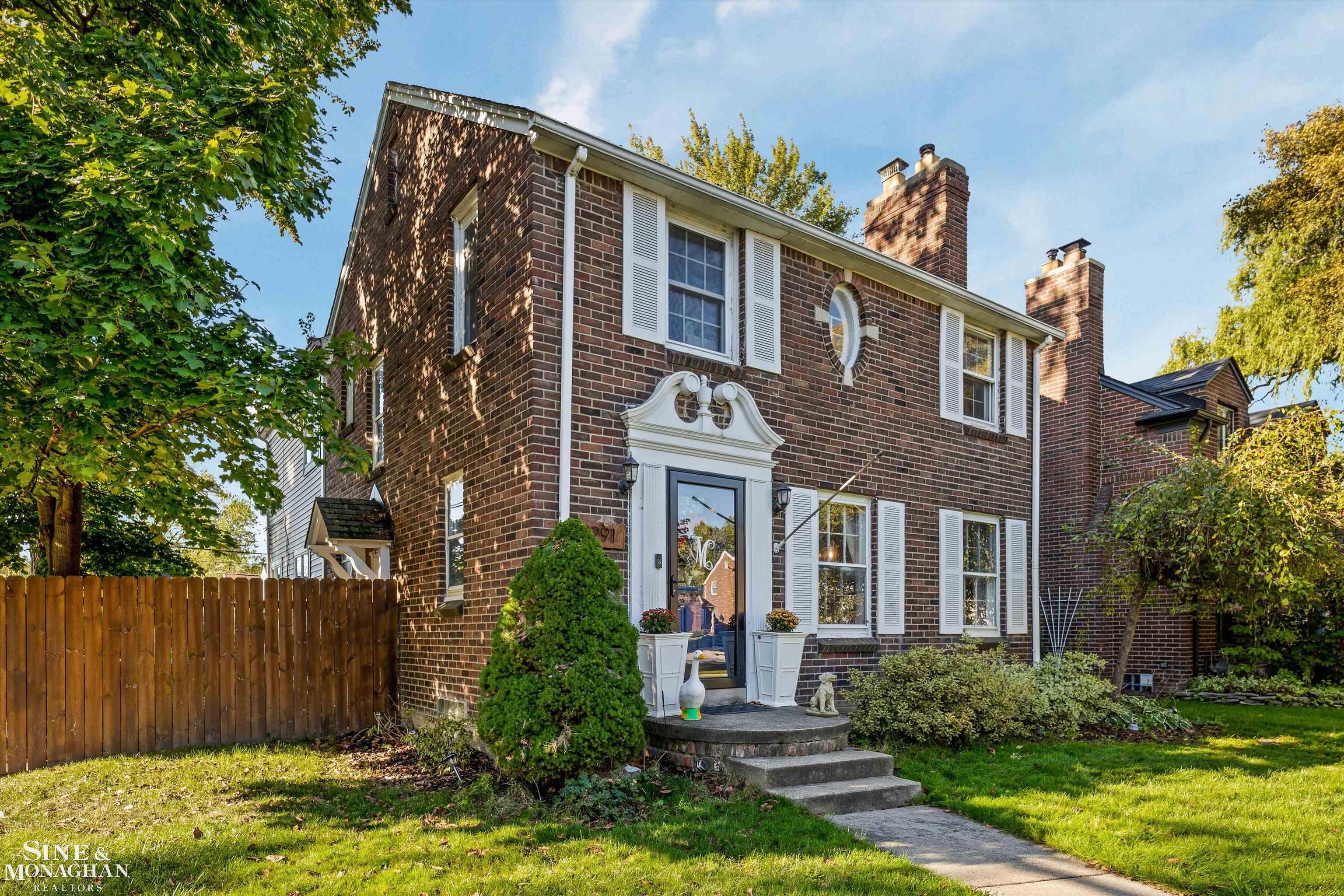 1291 Roslyn Road Grosse Pointe Woods, MI 48236 - Photo 2 of 39