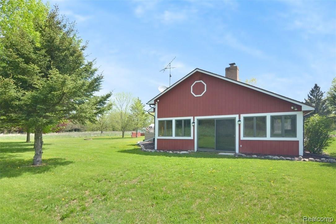 6415 Hogan Road Fenton, MI 48430 - Photo 59 of 72 Side of the home off the hot tub rec room