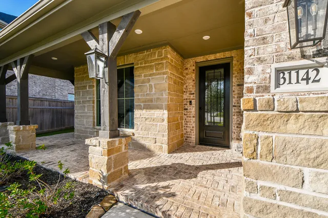 $584,900 | 31142 Crescent Hill Drive, Fulshear, TX 77441