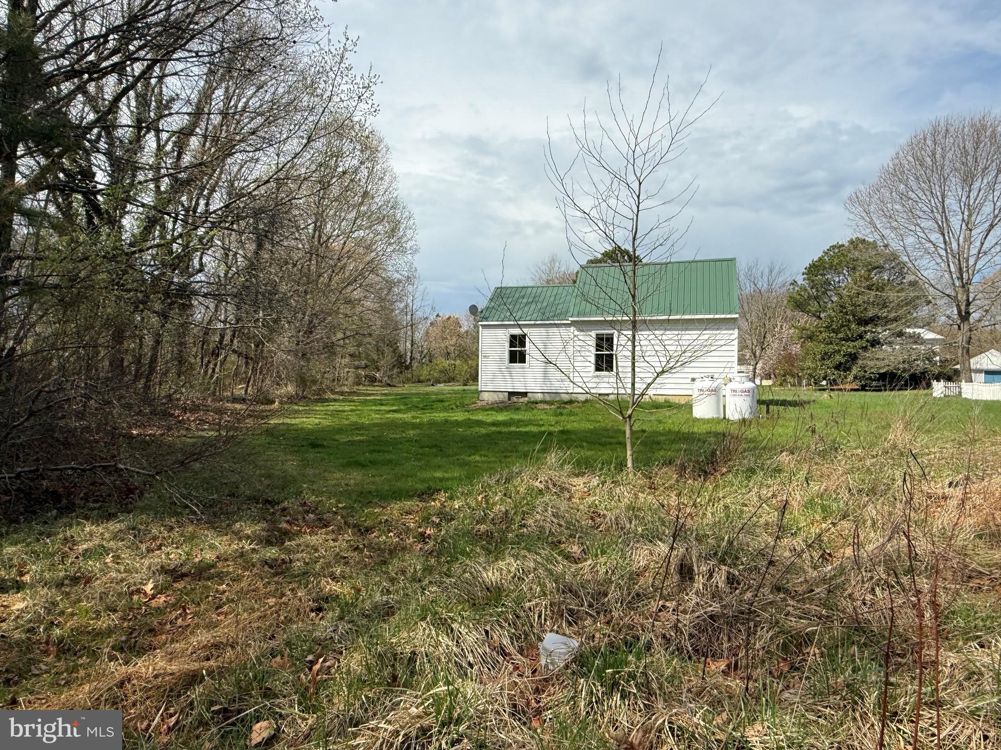6937 Bellevue Road Royal Oak, MD 21662 - Photo 4 of 9 a backyard of a house with lots of green space