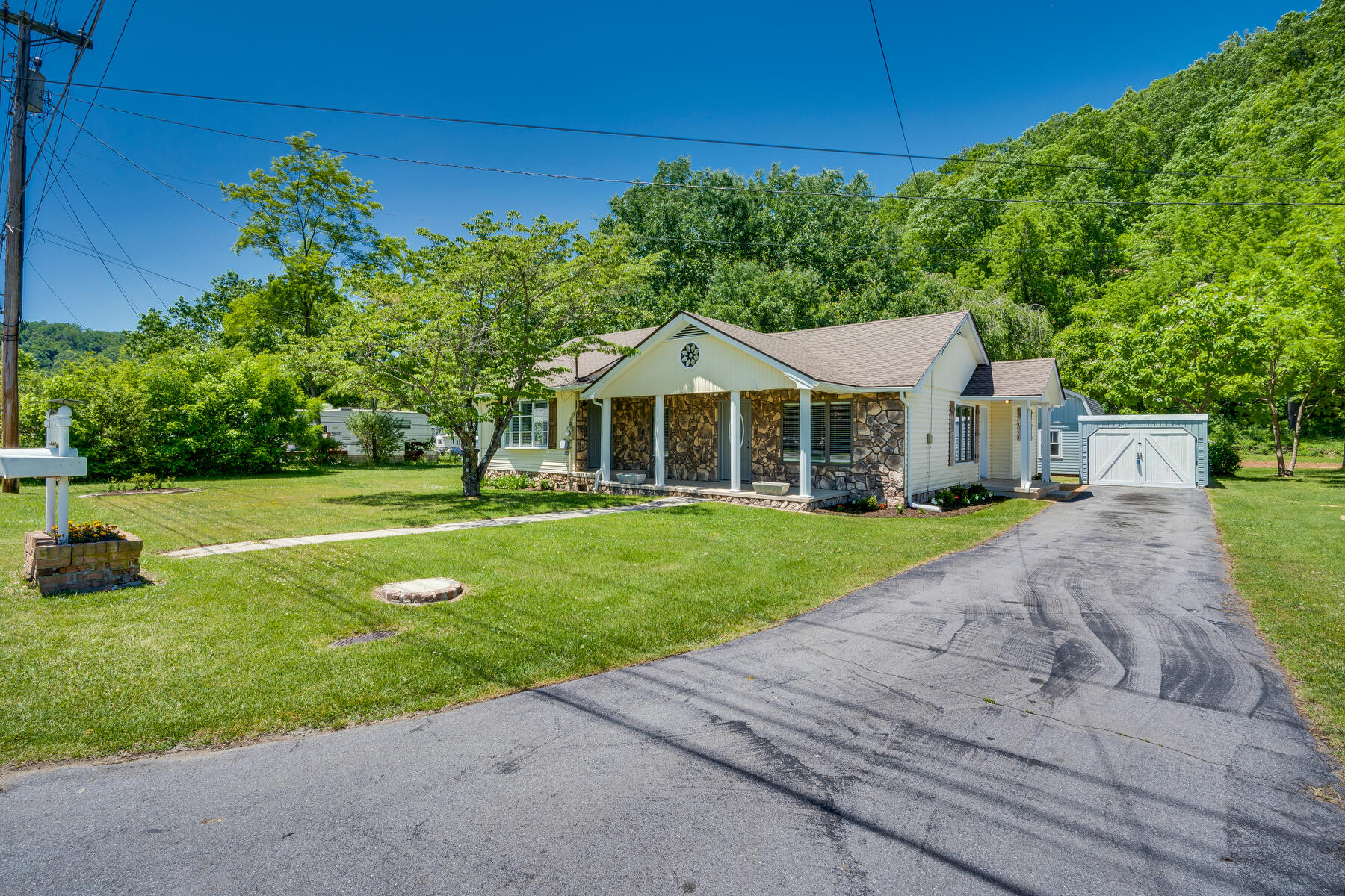 1122 North Buffalo Street Erwin, TN 37650 - Photo 3 of 31 003