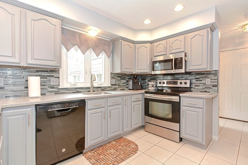 83 MacArthur Road Northbridge, MA 01534 - Photo 9 of 33