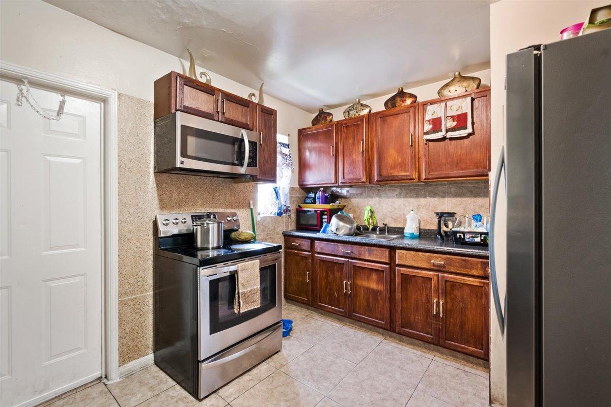 420 West 27th Street Riviera Beach, FL 33404 - Photo 6 of 19 05-DSC_0110