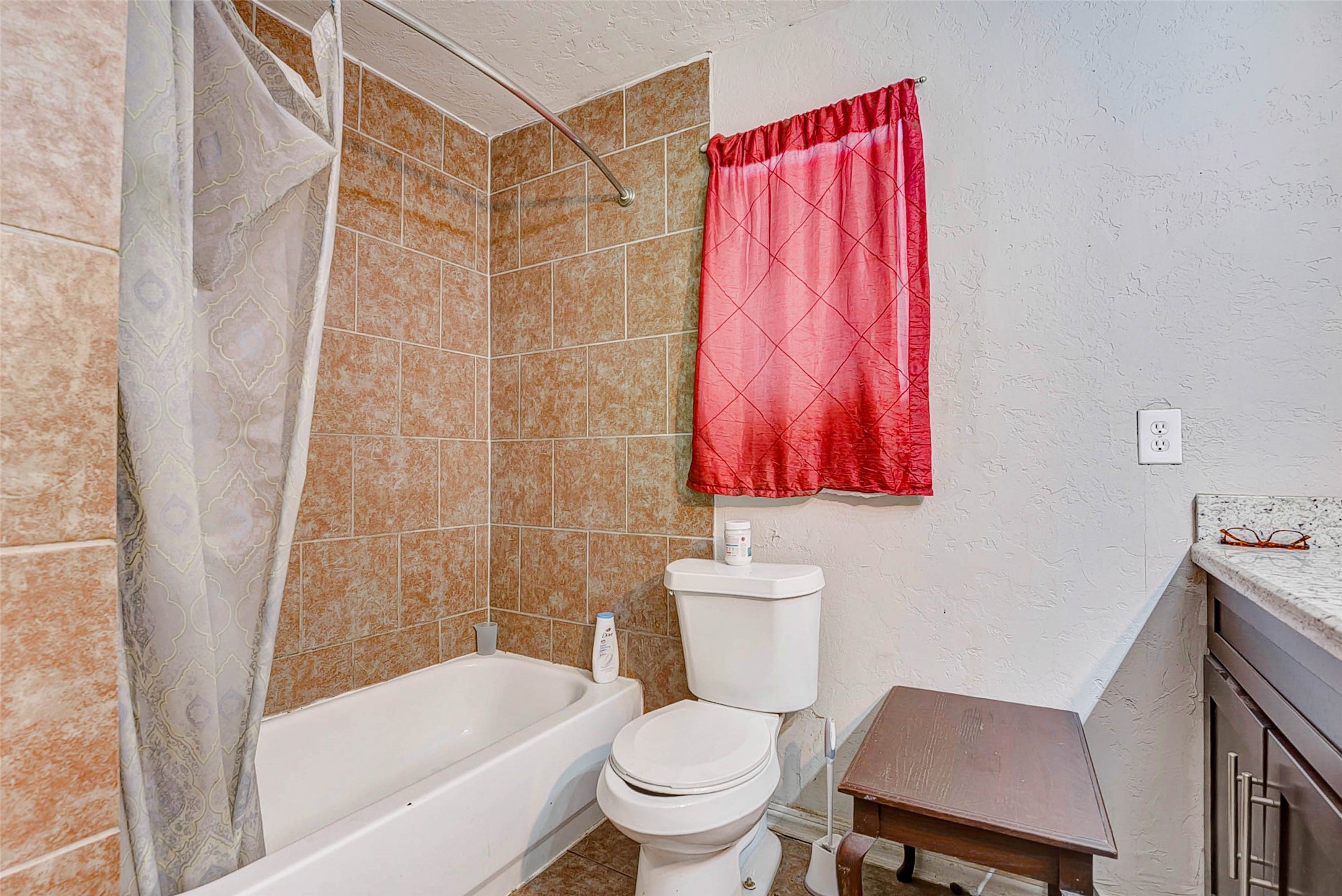 3623 Inez Street Fresno, TX 77545 - Photo 20 of 33 a bathroom with a toilet and a bath tub