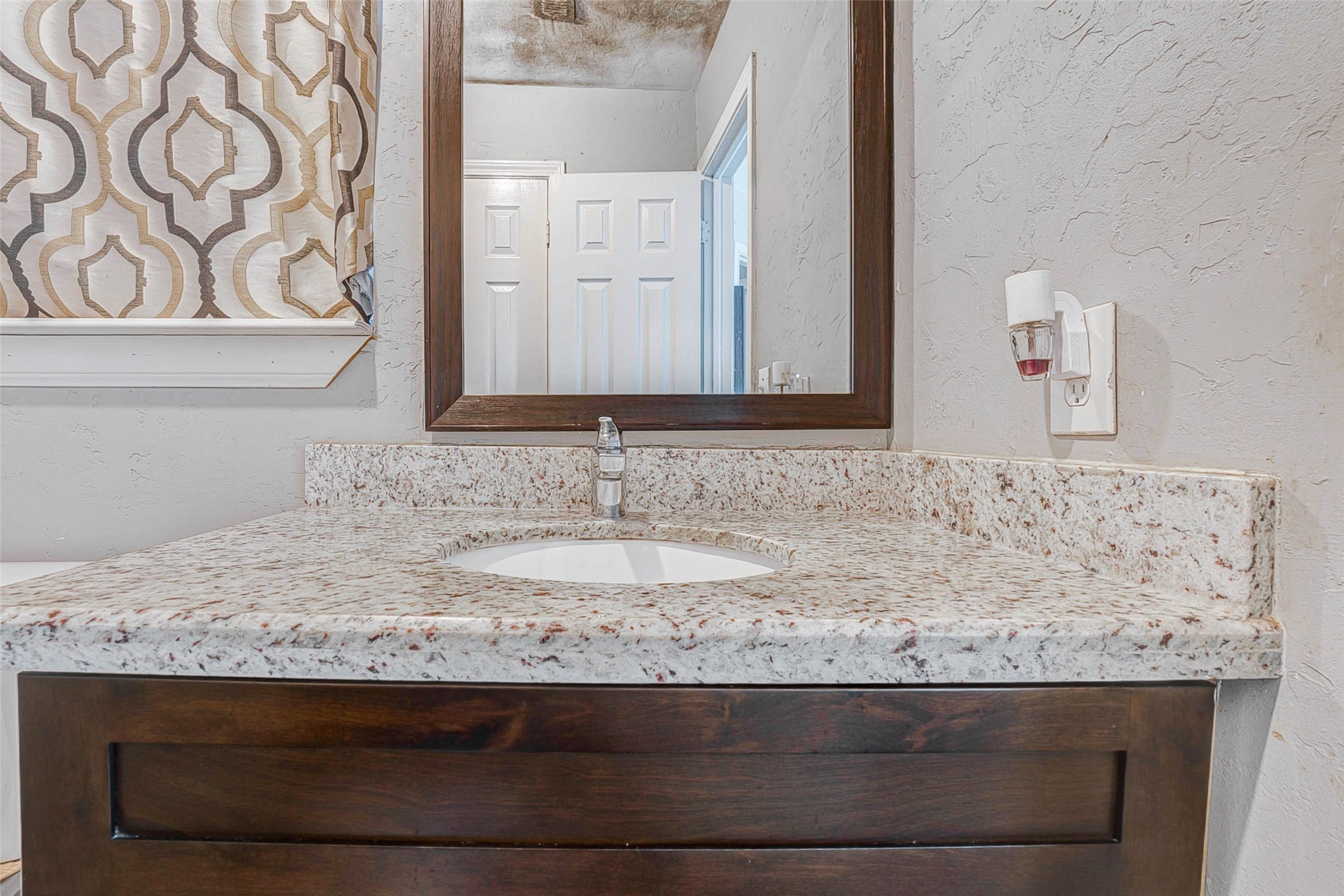 3623 Inez Street Fresno, TX 77545 - Photo 5 of 33 a bathroom with a sink and a mirror