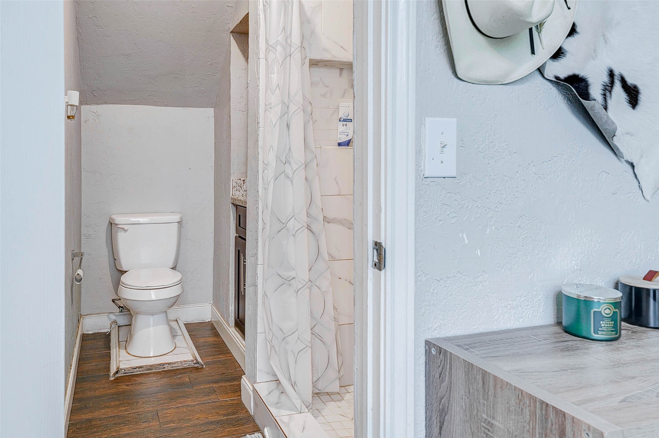 3623 Inez Street Fresno, TX 77545 - Photo 9 of 33 a bathroom with a toilet and a sink