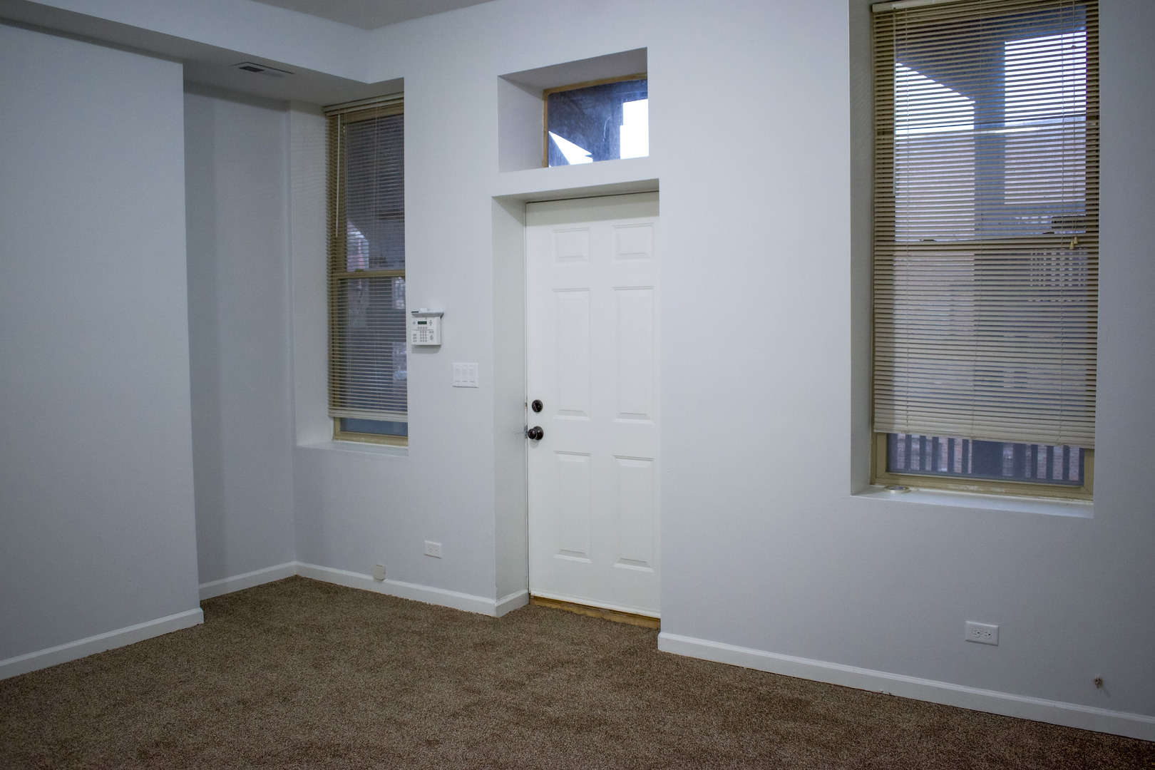 752 East 43rd Street, Unit 2E Chicago, IL 60653 - Photo 11 of 16 an empty room with windows and closet