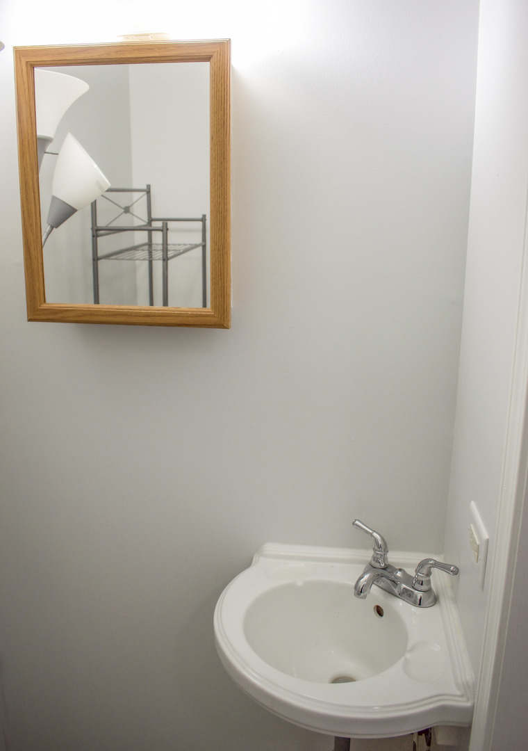 752 East 43rd Street, Unit 2E Chicago, IL 60653 - Photo 13 of 16 a bathroom with a sink and mirror