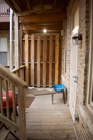 a view of entryway with a door