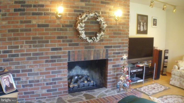 7824 Linthicum Road Pasadena, MD 21122 - Photo 17 of 21 Living Room