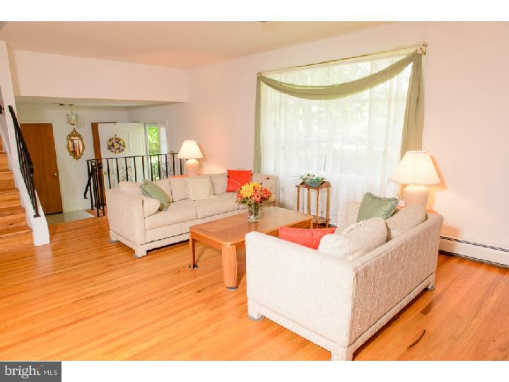 106 Summit Road Malvern, PA 19355 - Photo 4 of 24 Living Room