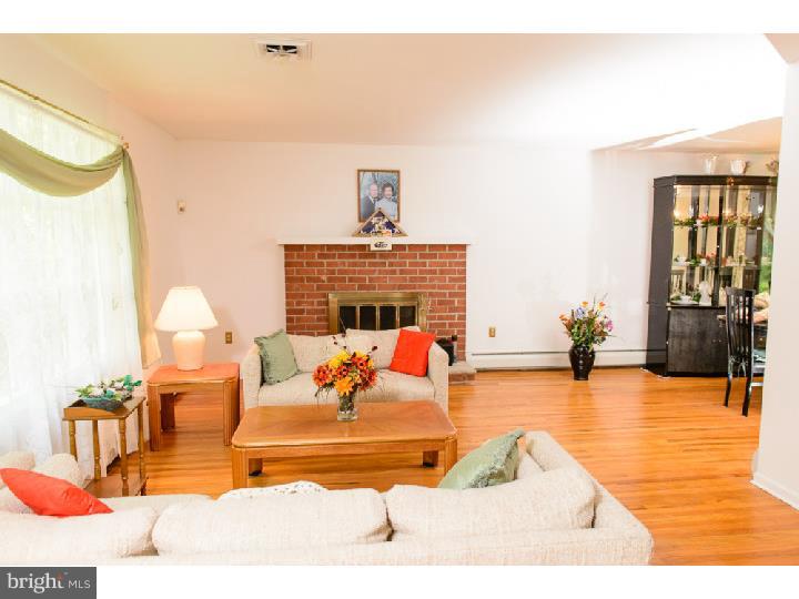 106 Summit Road Malvern, PA 19355 - Photo 6 of 24 Living Room